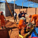Bombeiros usam tripé e maca cesto para resgatar homem que caiu em fossa de 3 metros em Sinop