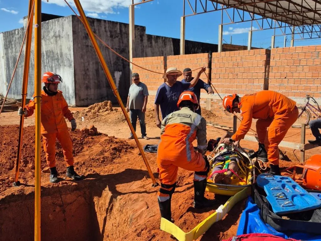 Bombeiros usam tripé e maca cesto para resgatar homem que caiu em fossa de 3 metros em Sinop