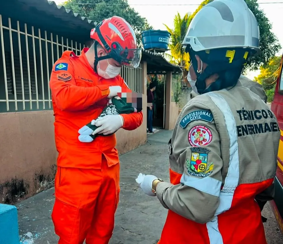 Recém-nascido engasgado é salvo após orientação dos bombeiros em Água Boa