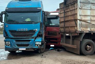 Colisão entre carretas na BR-163 deixa motorista ferido e quase atinge trabalhadores em empresa de Lucas do Rio Verde