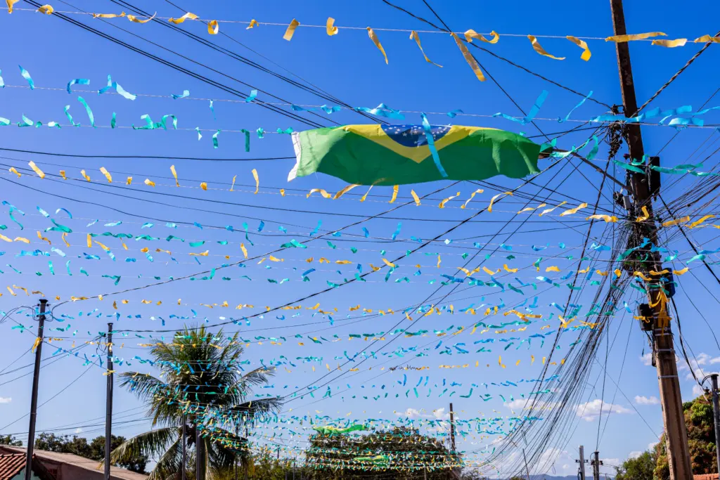 Comunidade do Jardim Aroeira comemora vitória do Brasil em estrutura montada pela Prefeitura de Cuiabá