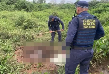 Foto de policiais em local de desova de corpo