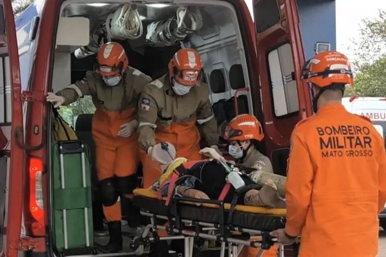 Bombeiros colocando pessoa ferida dentro da ambulância