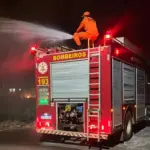 Bombeiros usam canhão monitor de viatura para extinguir incêndio em terreno no Colina Park em Confresa