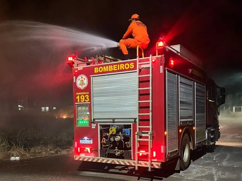 Bombeiros usam canhão monitor de viatura para extinguir incêndio em terreno no Colina Park em Confresa