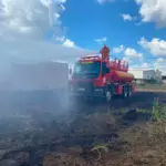 Bombeiros contêm queima de vegetação e evitam destruição de mercado em Campo Verde