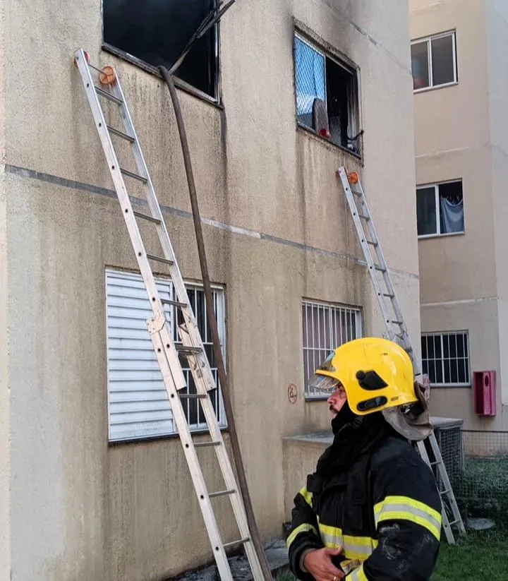 Incêndio destrói quarto de apartamento e mobiliza cinco viaturas dos Bombeiros em Várzea Grande