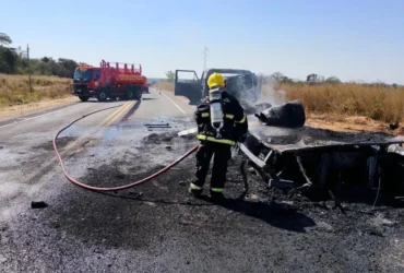 Incêndio em caminhão carregado com óleo mobiliza bombeiros em Nova Mutum