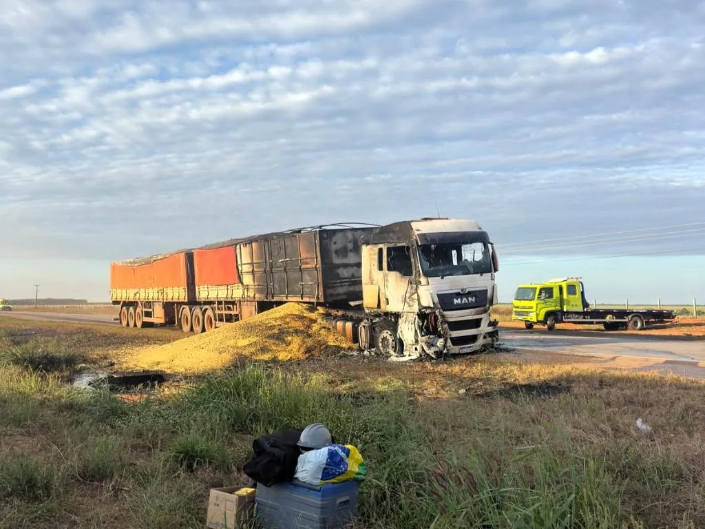 Incêndio destrói cavalo mecânico de bitrem carregado com milho na BR-163 em Lucas do Rio Verde