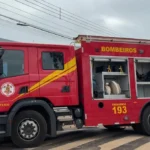 Bombeiros controlam focos de calor após incêndio destruir sacristia de igreja em Pontes e Lacerda