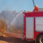 Bombeiros usam canhão monitor para conter incêndio em Confresa