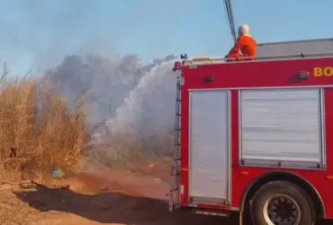 Incêndio em terreno em Confresa