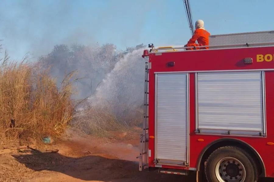 Bombeiros usam canhão monitor para conter incêndio em Confresa