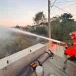Incêndio em terreno baldio mobiliza bombeiros e ameaça casas em Alto Araguaia