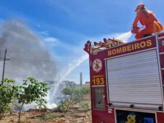 Corpo de Bombeiros combate incêndios em áreas de vegetação em Confresa