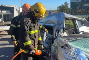Corpo de Bombeiros resgata três vítimas presas às ferragens após acidente na MT-010