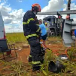 Bombeiros realizam desencarceramento de motorista após tombamento de carreta na BR-364