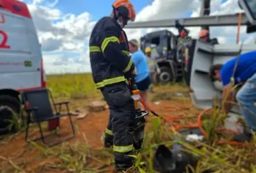Foto do resgate de motorista preso às ferragens