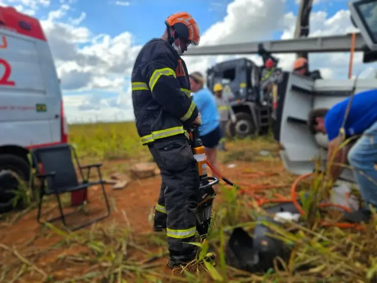 Foto do resgate de motorista preso às ferragens