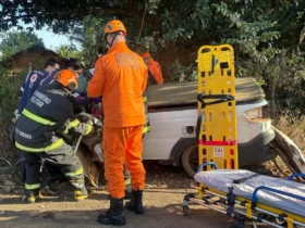Acidente na MT-383 deixa duas vítimas presas às ferragens em Rondonópolis