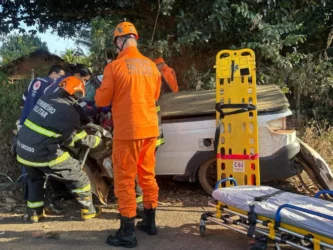 Acidente na MT-383 deixa duas vítimas presas às ferragens em Rondonópolis