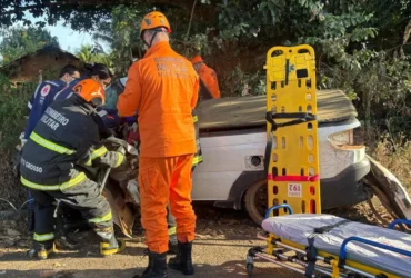 Acidente na MT-383 deixa duas vítimas presas às ferragens em Rondonópolis