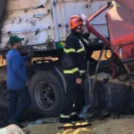 Bombeiros usam desencarcerador para resgatar corpo de caminhoneiro após colisão em MT