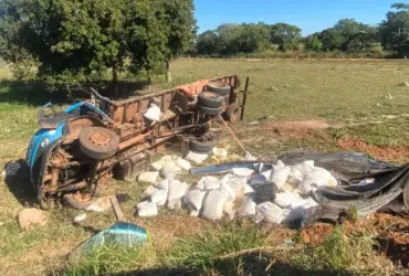 Condutor é socorrido após caminhão tombar em avenida de Cáceres