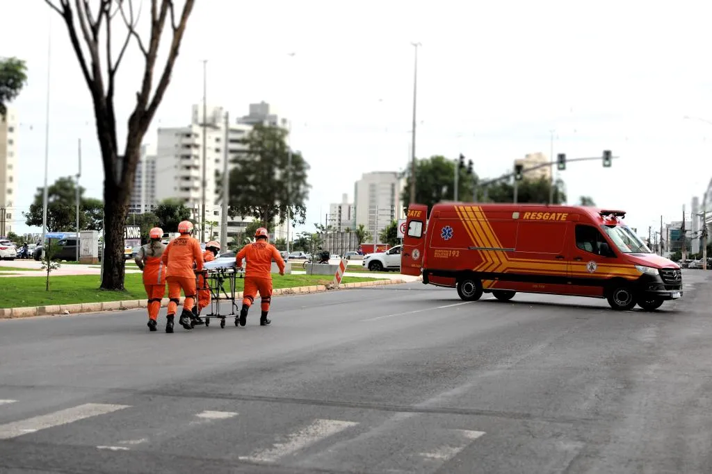 Bombeiros interceptam carro e salvam mulher que engasgou ao comer salgado em Juína