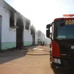 Grande incêndio destrói depósito da Prefeitura de Várzea Grande e mobiliza 23 bombeiros no Marajoara