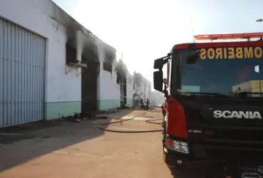 Incêndio em Várzea Grande mobiliza bombeiros e consome 70 mil litros de água