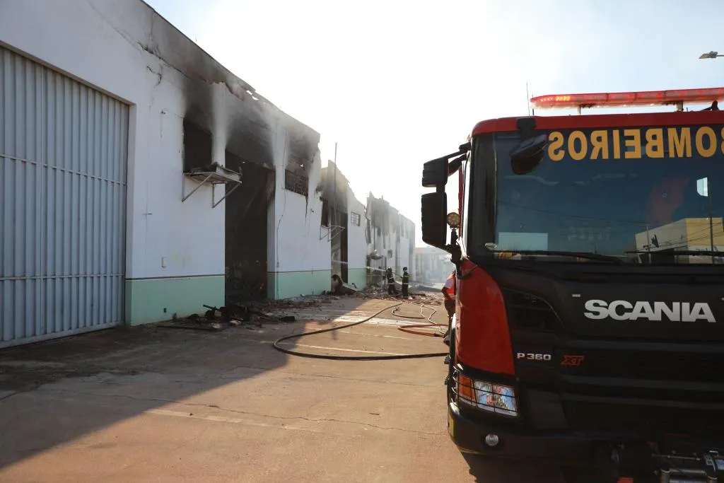 Grande incêndio destrói depósito da Prefeitura de Várzea Grande e mobiliza 23 bombeiros no Marajoara