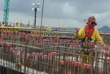 Custo da construção segue estável em maio, enquanto aço e cimento ampliam queda em 2026