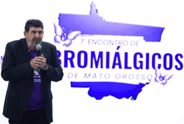 Dr. João fazendo anúncio sobre implantação da carteira digital para pessoas com fibromialgia