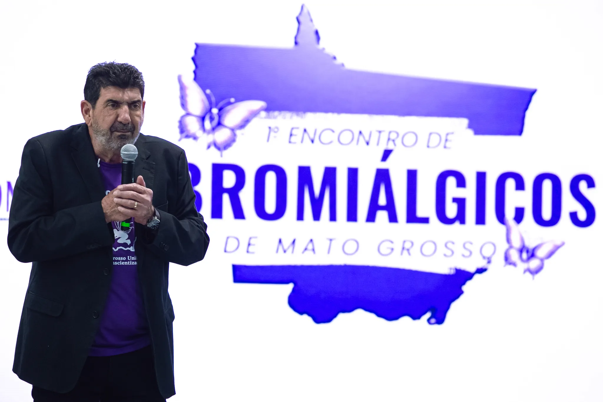 Dr. João fazendo anúncio sobre implantação da carteira digital para pessoas com fibromialgia