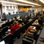 Semana da Triagem Neonatal em Cuiabá debate expansão do teste do pezinho para 50 doenças