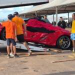 Prejuízo milionário na pista: Ferrari e Tesla colidem em curva e saem destruídos de autódromo durante evento em Cuiabá