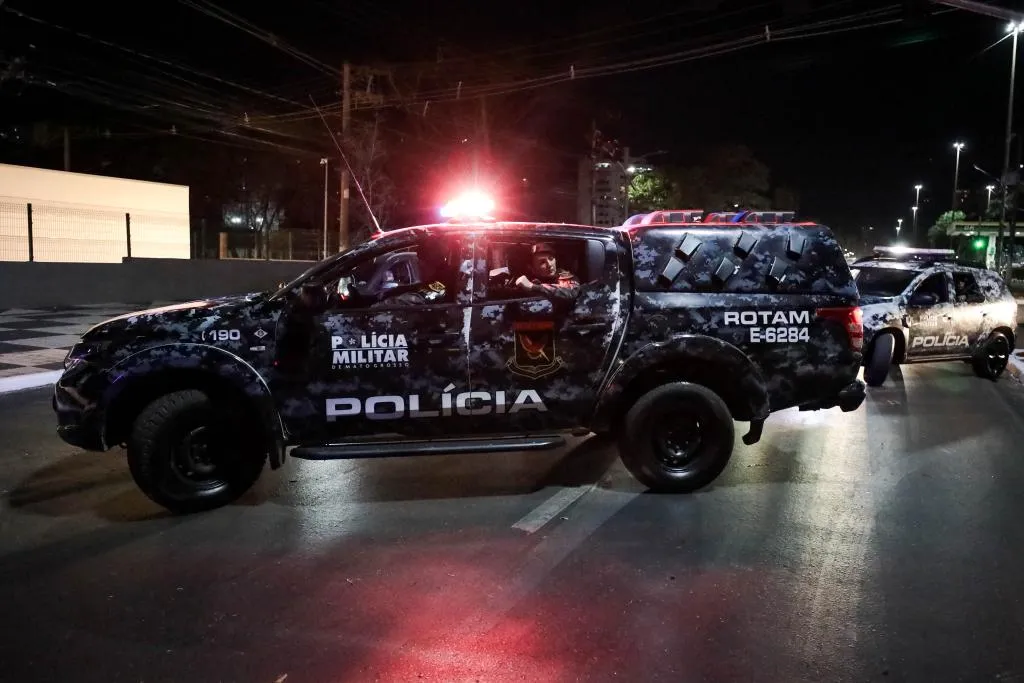 Foragido tenta fugir de campo de futebol durante partida amadora e é preso pela Rotam em Cuiabá