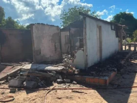 Tentativa de feminicídio em Cáceres termina com casa incendiada