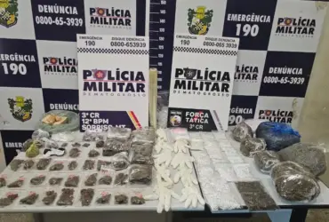 Foto de drogas e objetos apreendidos pela força tática