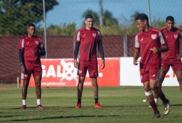 CRB x Fortaleza: onde assistir ao vivo e prováveis escalações da Série B. Imagem: Francisco Cedrim/CRB