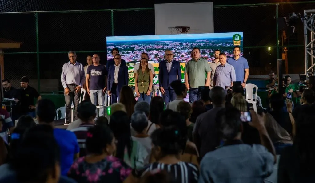 Governo de MT entrega 325 escrituras definitivas no Jardim Manaíra