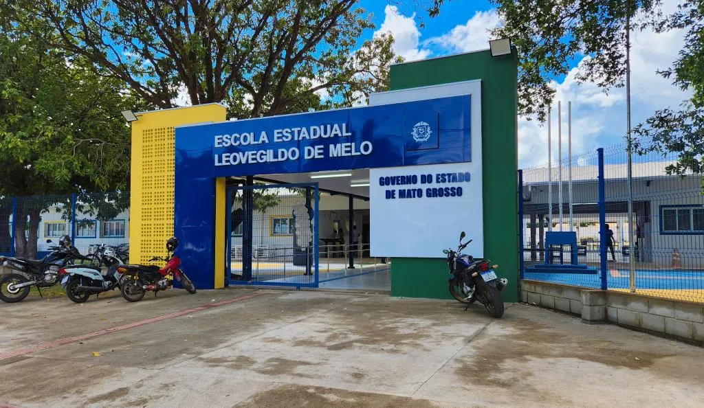 Governo de MT entrega quadra de areia e climatização em escola de Cuiabá
