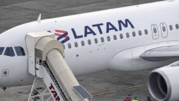 Após viagem a MT, mulher morre ao cair de escada de avião