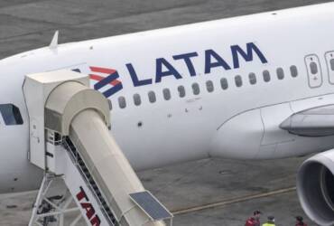 Após viagem a MT, mulher morre ao cair de escada de avião