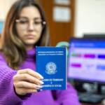 Jovens conquistam mais vagas com carteira assinada, mas permanência no primeiro emprego ainda é o maior desafio no Brasil