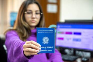 Jovens conquistam mais vagas com carteira assinada, mas permanência no primeiro emprego ainda é o maior desafio no Brasil