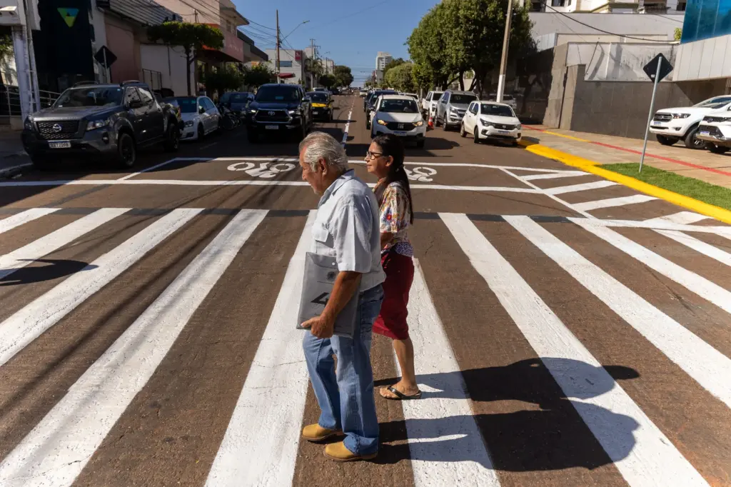 Pedestre ganha prioridade: Rondonópolis instala primeiro semáforo com botão de acionamento em ponto crítico da região central