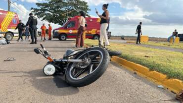 Mulher morre e homem fica ferido em grave acidente entre motocicleta e caminhão em Lucas do Rio Verde (1)