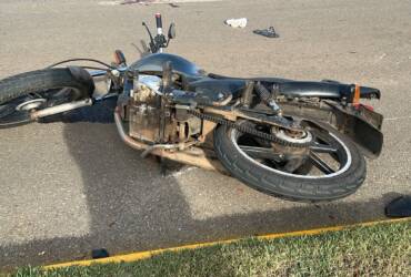Mulher morre e homem fica ferido em grave acidente entre motocicleta e caminhão em Lucas do Rio Verde (2)